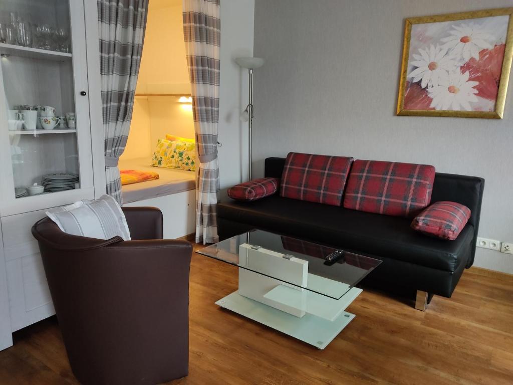 ein Wohnzimmer mit einem Sofa und einem Tisch in der Unterkunft Geeste 1 in Bremerhaven