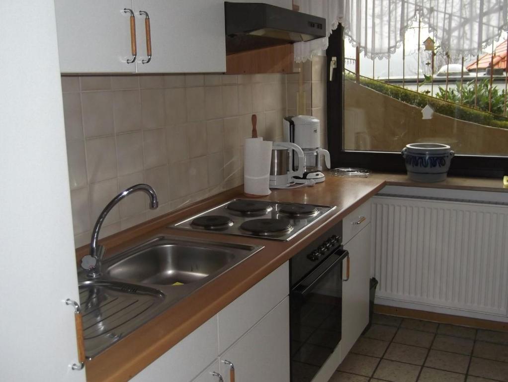 Kuchyň nebo kuchyňský kout v ubytování Ferienhaus und Ferienwohnung Knappstein