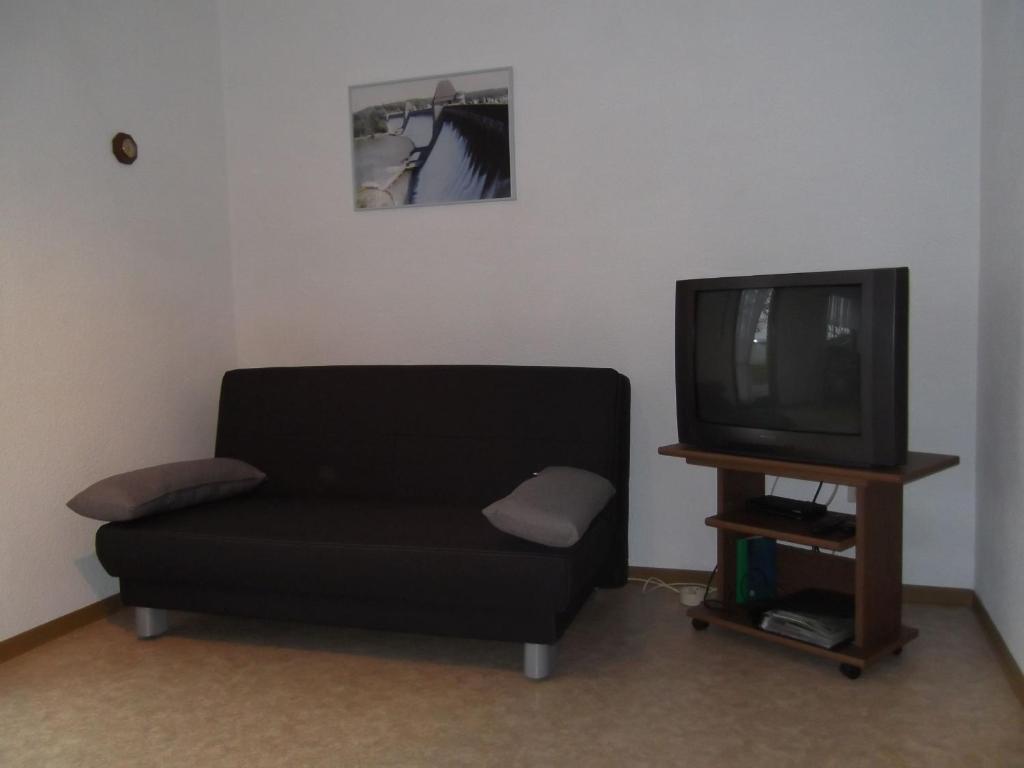 TV a/nebo společenská místnost v ubytování Ferienhaus und Ferienwohnung Knappstein