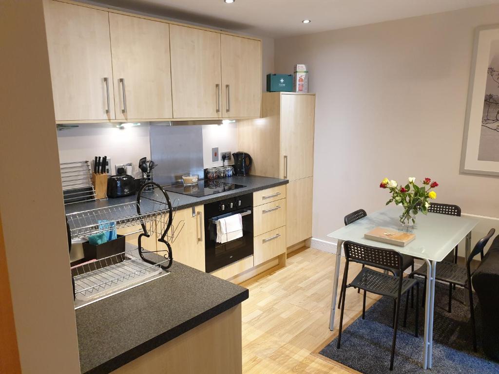 Kuchyň nebo kuchyňský kout v ubytování Birmingham Emerald, 2 bedroom Apartment