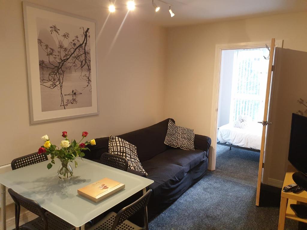 Posezení v ubytování Birmingham Emerald, 2 bedroom Apartment