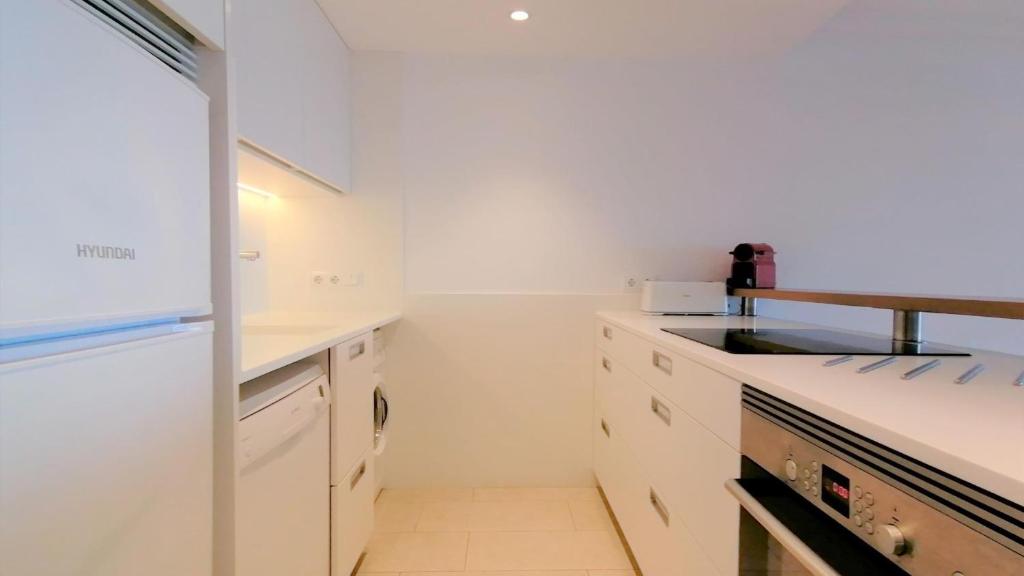 Kuchyňa alebo kuchynka v ubytovaní VACAY Apartamento Aqua, Punta Roma, Frente al mar y piscina, en Costa Brava, L'Escala!