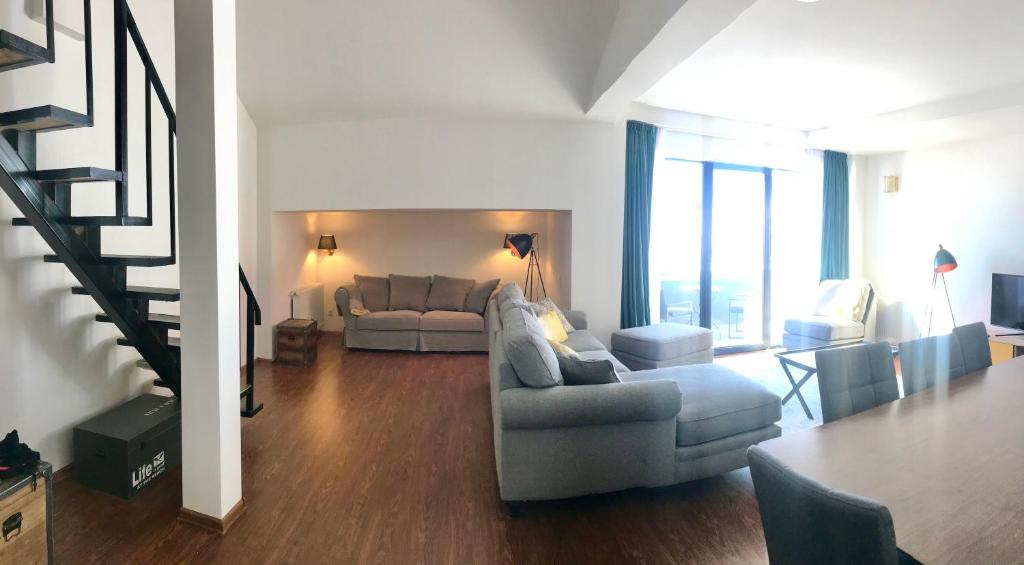 Posezení v ubytování GVC 4-room 421 New Gudauri