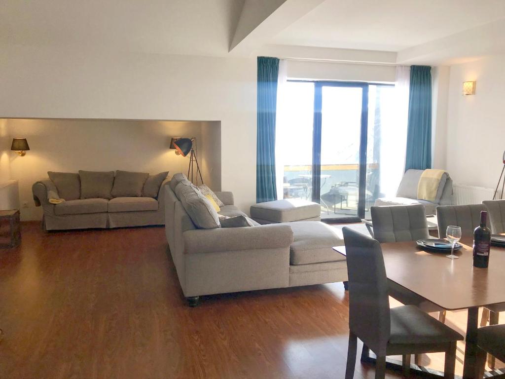 Posezení v ubytování GVC 4-room 421 New Gudauri