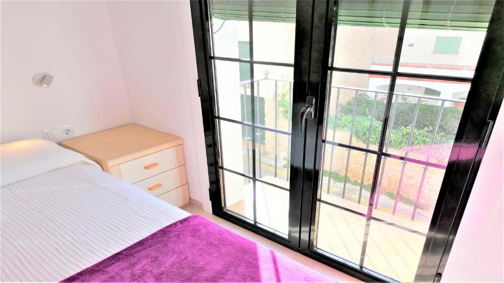 Posteľ alebo postele v izbe v ubytovaní VACAY Apartamento Aqua, Punta Roma, Frente al mar y piscina, en Costa Brava, L'Escala!