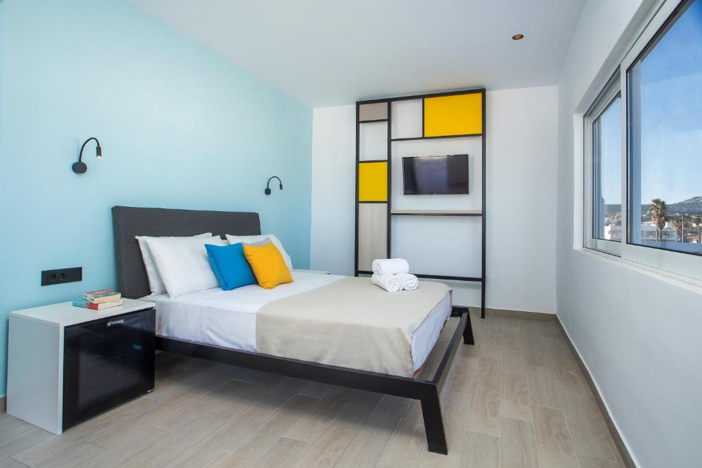 Postel nebo postele na pokoji v ubytování Faliraki Premium Hotel