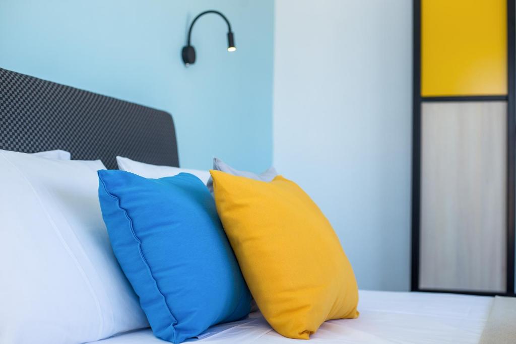 Postel nebo postele na pokoji v ubytování Faliraki Premium Hotel