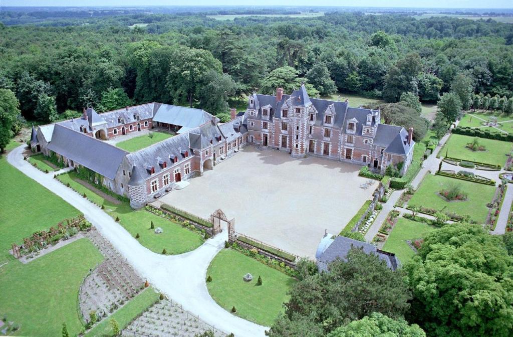 an aerial view of a mansion with a large yard at Château de Jallanges & Spa à Vouvray - 1h de spa incluse par jour in Vouvray