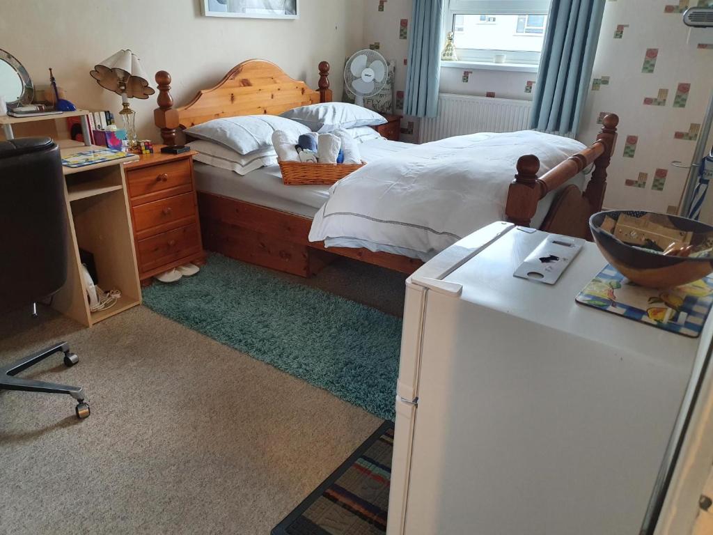 ein Schlafzimmer mit einem Bett mit einer Kommode und einem TV in der Unterkunft Exclusive rooms in London