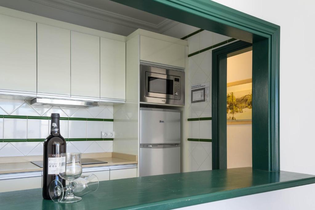 Kuchyň nebo kuchyňský kout v ubytování Apartamentos La Tegala