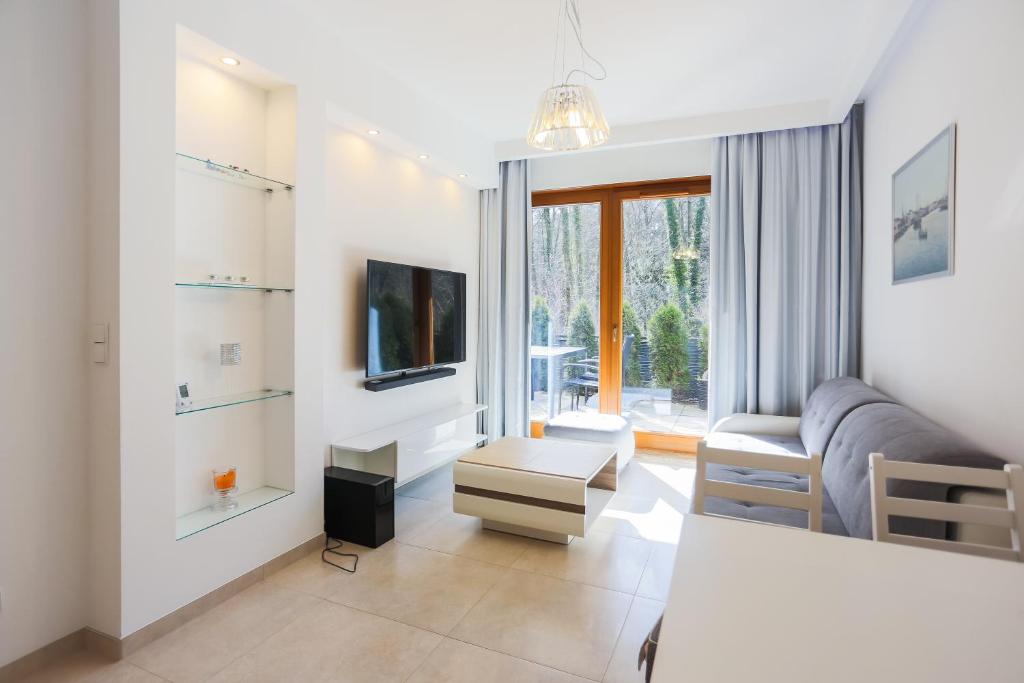 Televízia a/alebo spoločenská miestnosť v ubytovaní Apartamenty Świnoujście - Rezydencja Sienkiewicza