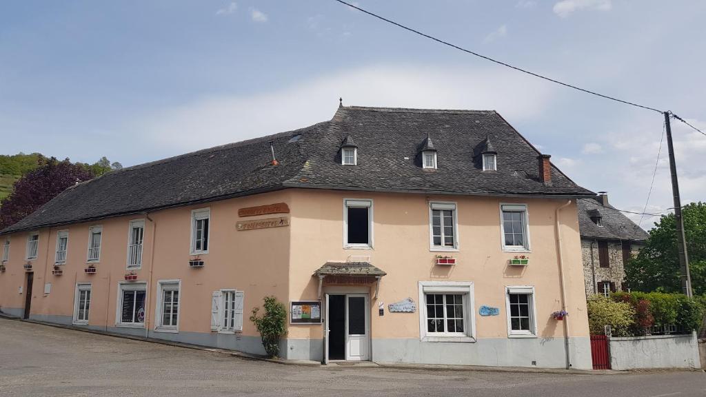 ArgeinにあるChambres d'Hôtes La Terrasse d'Argeinの黒屋根の大褐色の建物