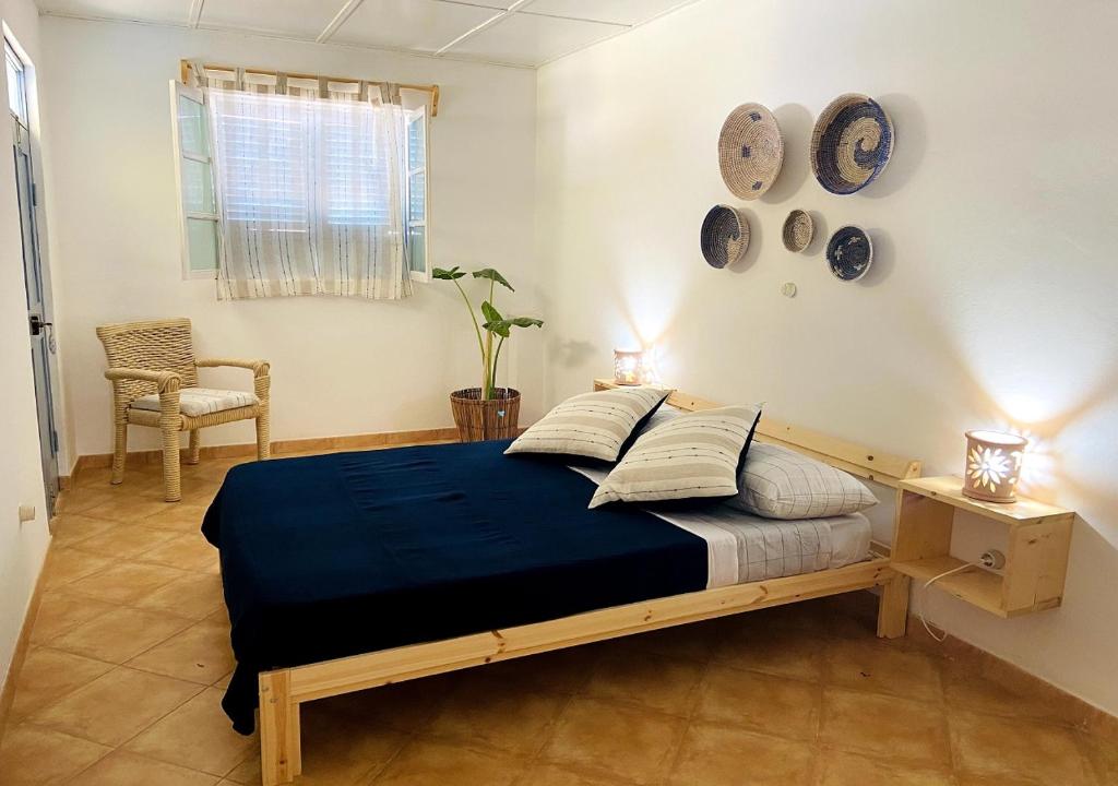 een slaapkamer met een groot bed in een kamer bij Ca' Santa Barbara, Free Wi-fi, Sea view, Sal Rei, Boa Vista, Cape Verde in Sal Rei