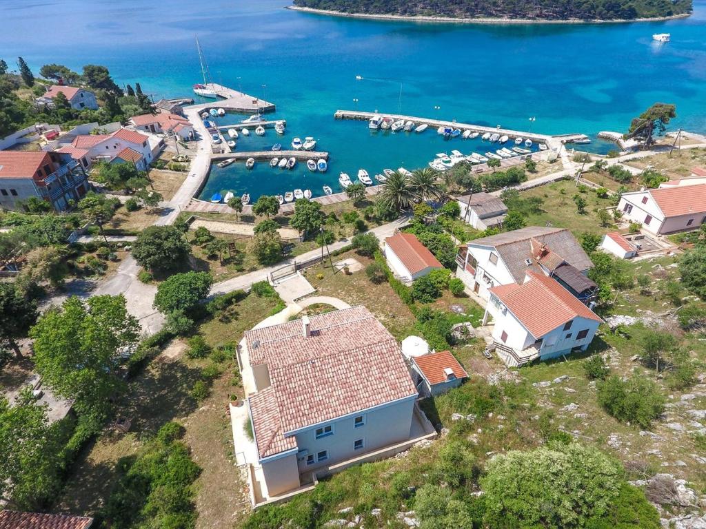 z góry widok na dom z przystanią w obiekcie Beachfront Holiday House Kaliope w mieście Brgulje