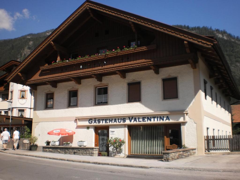 een gebouw aan de straatkant bij Gästehaus Valentina in Mayrhofen