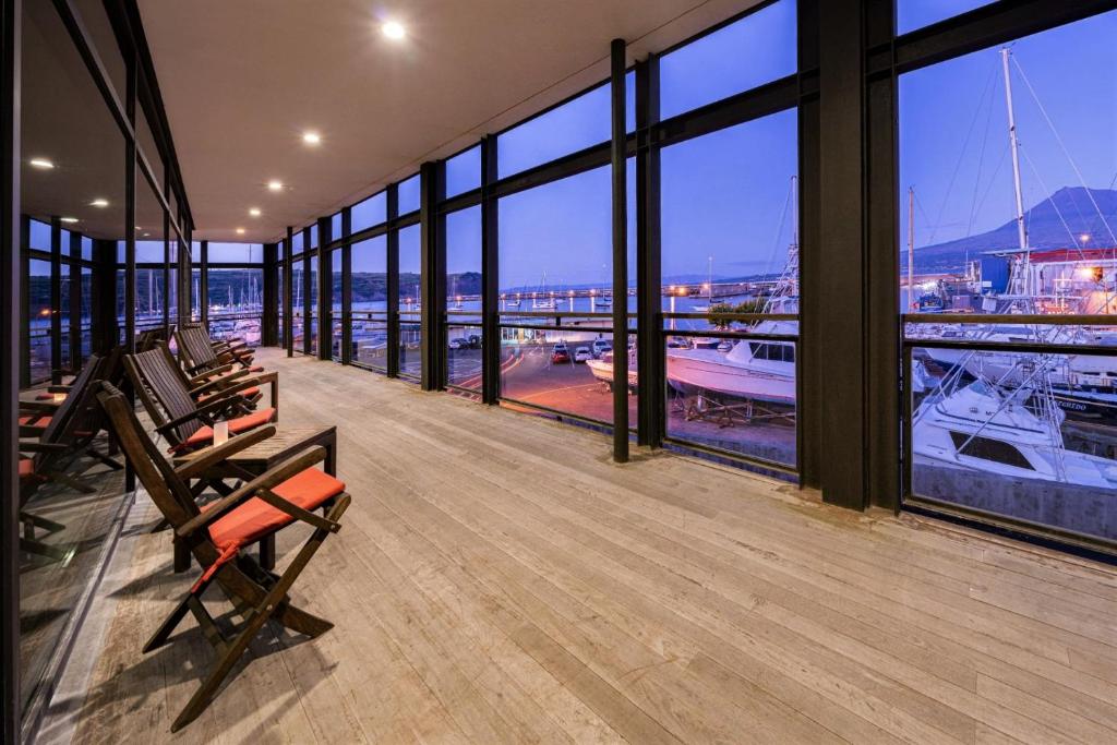 Nespecifikovaný výhled na hory nebo výhled na hory při pohledu z hotelu
