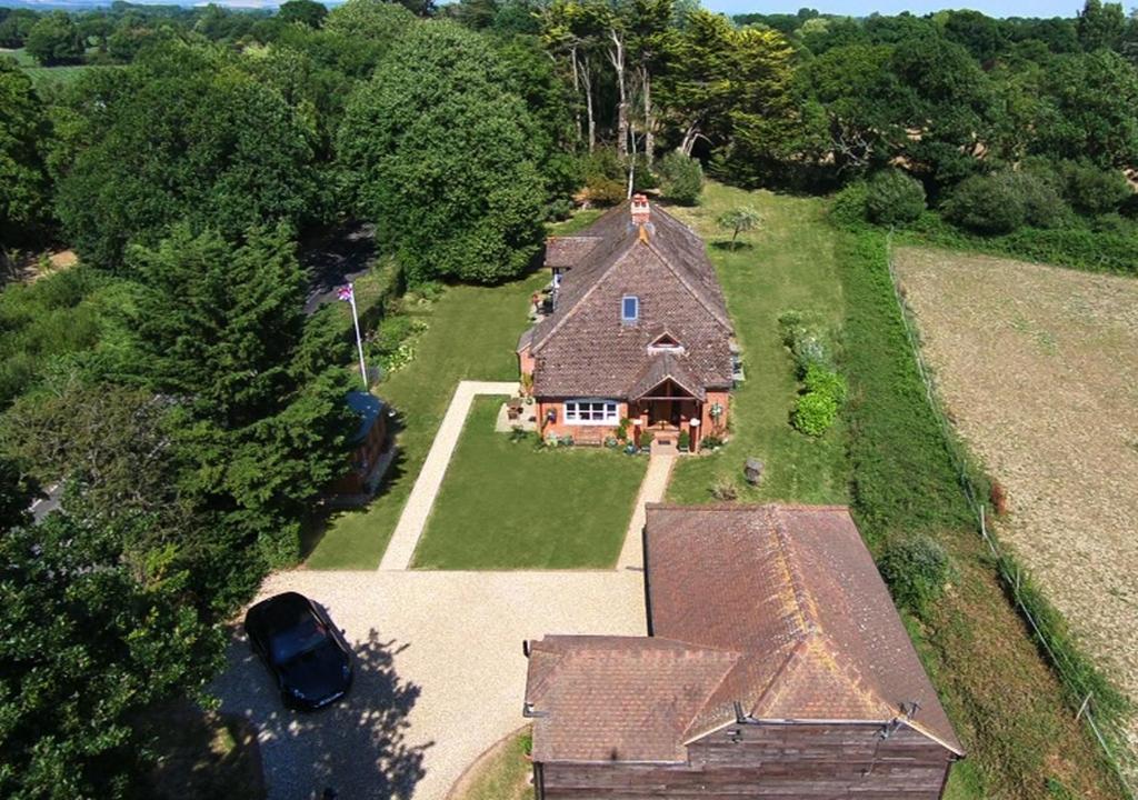 uma vista superior de uma casa grande no meio de um campo em Linden House em West Wittering