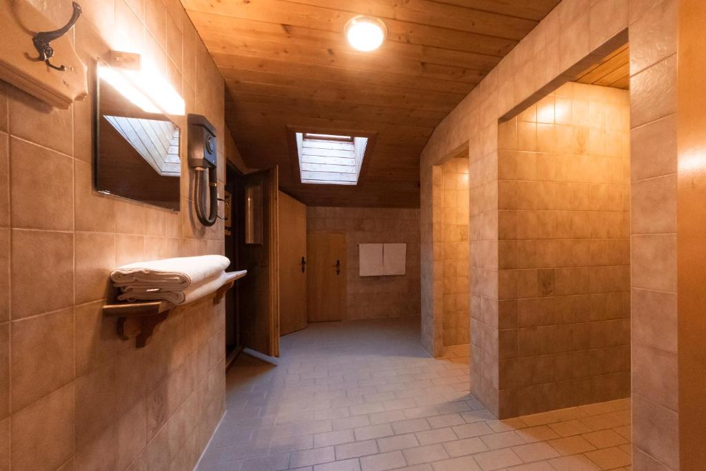 bagno con cabina doccia e corridoio di Arina Apartments a Samnaun