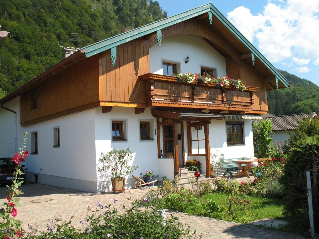 una casa con un balcón con flores. en Haus Polleichtner, en Marquartstein