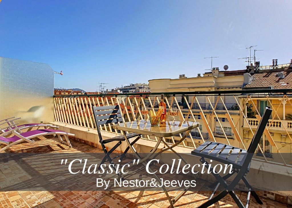 d'une terrasse avec une table et des chaises sur un balcon. dans l'établissement Nestor&Jeeves - GIBRALTAR TERRASSE - Central - By sea - Pedestrian zone, à Nice