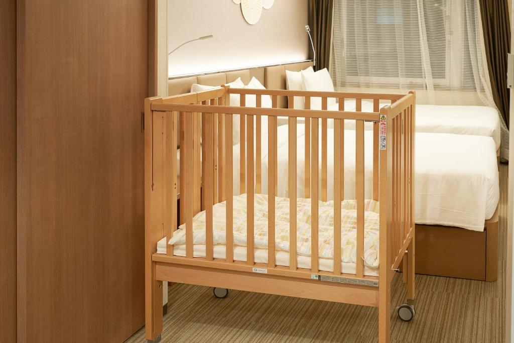 Postel nebo postele na pokoji v ubytování Holiday Inn & Suites Shin Osaka by IHG