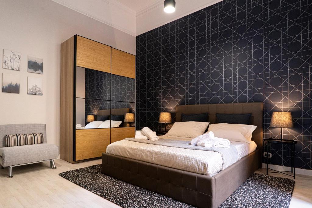 een slaapkamer met een bed en een zwarte muur bij Casa Magò in Catania