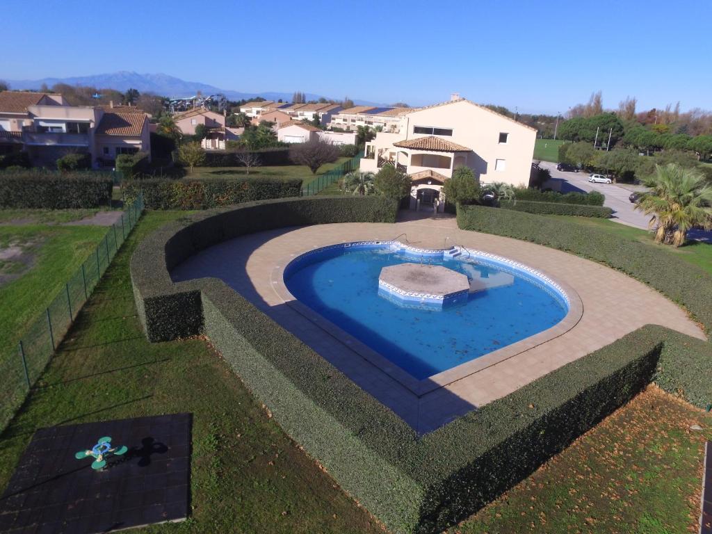 una vista aérea de una piscina en un patio en Résidence Les Reflets en Saint Cyprien Plage