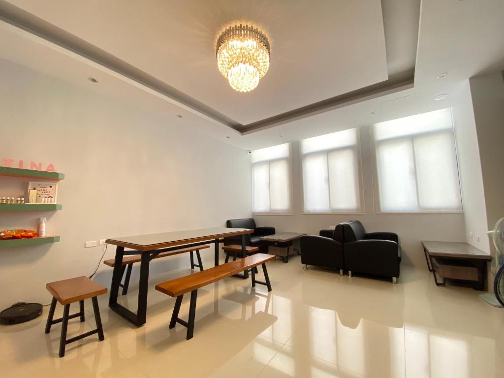 een woonkamer met een tafel en een bank bij 葳葳民宿 in Magong
