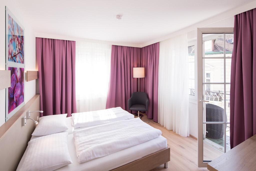 Postel nebo postele na pokoji v ubytování Hotel Stadt Melk