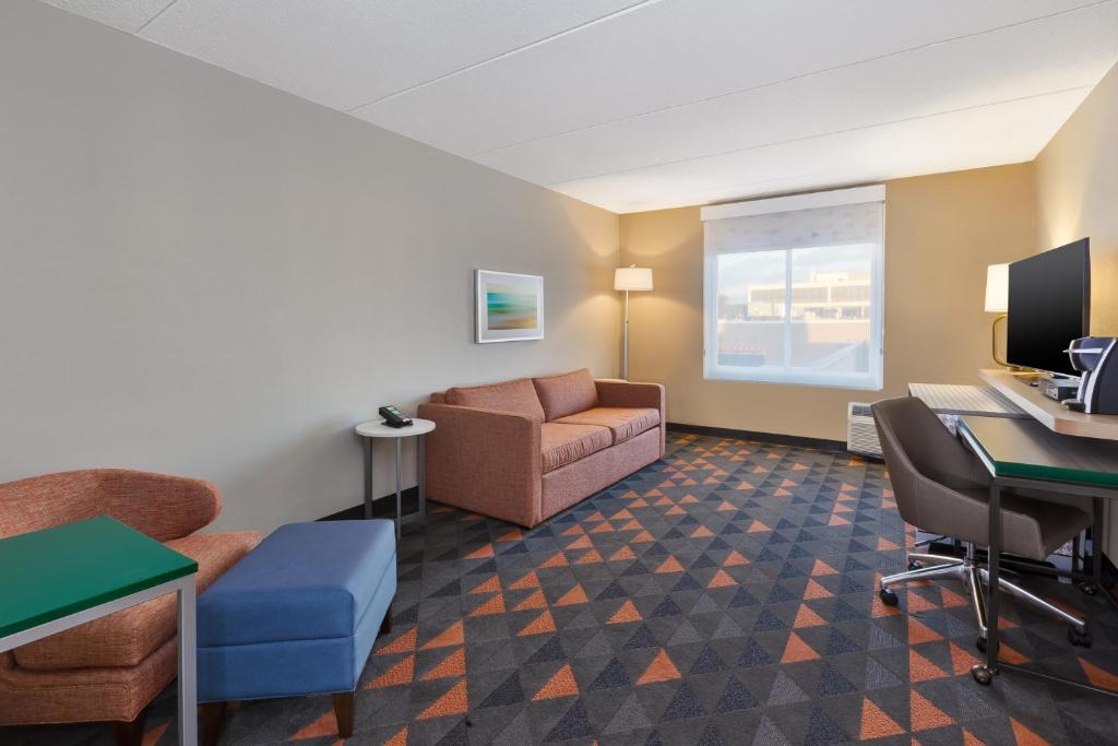 Holiday Inn Westbury-Long Island, an IHG Hotel - Suite King