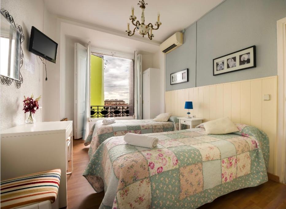Llit o llits en una habitació de Hostal Valencia Madrid