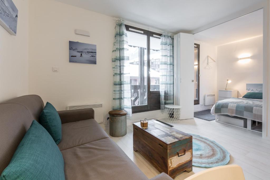 een woonkamer met een bank en een bed bij Apartment Mont du Soleil in Chamonix-Mont-Blanc