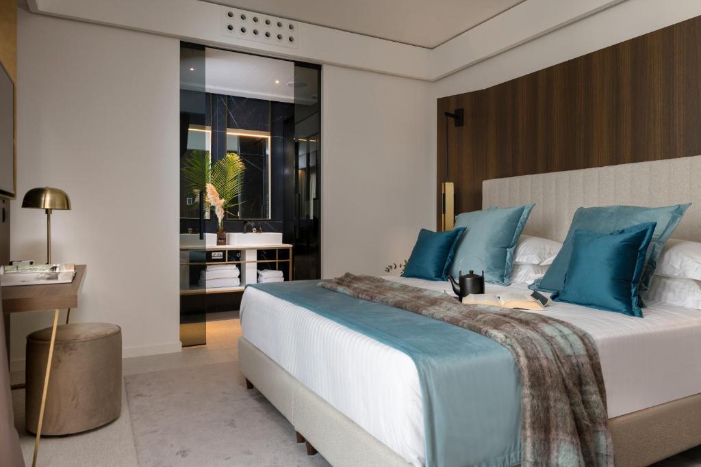 
Junior Suite with City View
