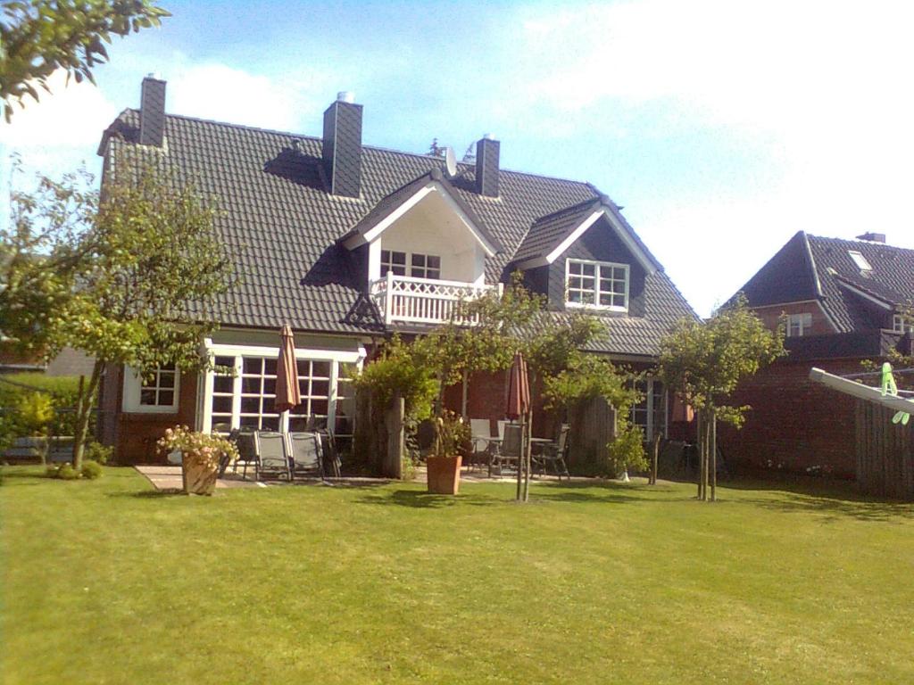 ein großes Haus mit einem Hof davor in der Unterkunft Landhaus Friedrichshain-Theodor Storm in Wenningstedt-Braderup