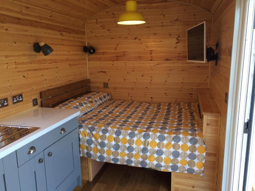 Postel nebo postele na pokoji v ubytování Cwt y Bugail