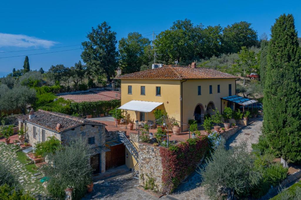 una vista aerea di una casa alberata di La Casa Gialla a Impruneta