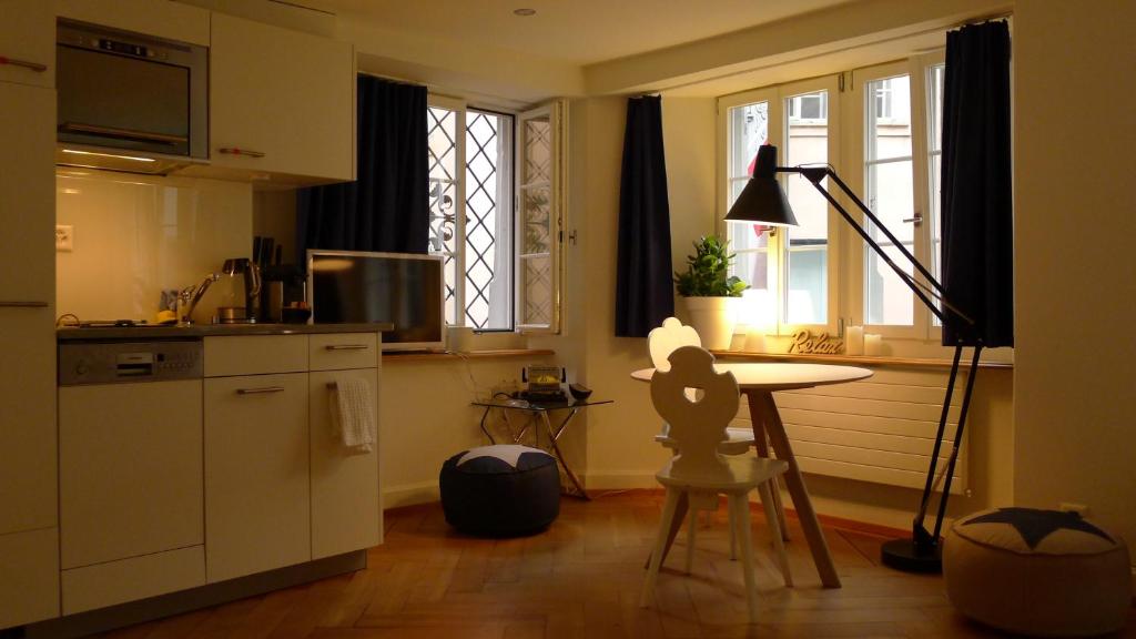 cocina con mesa y lámpara en una habitación en Signature Bijou, en Zúrich