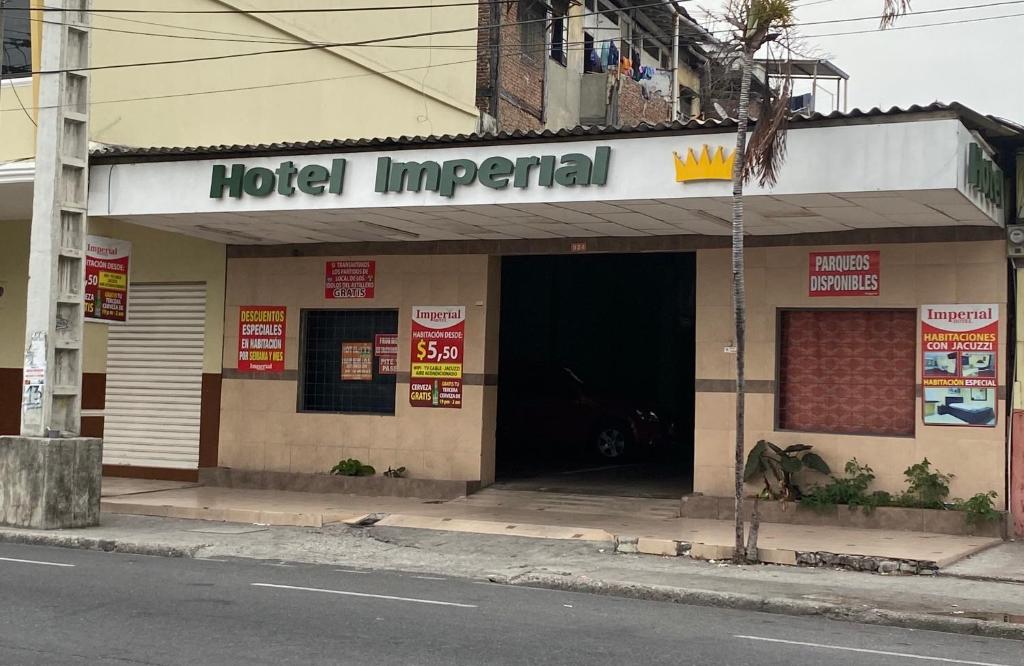 un hotel imperiale sul lato di una strada di Hotel Imperial a Guayaquil