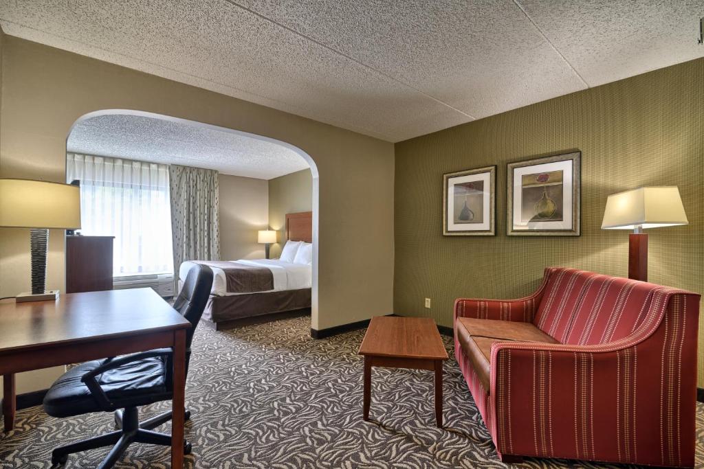 Posezení v ubytování Clarion Inn & Suites - University Area