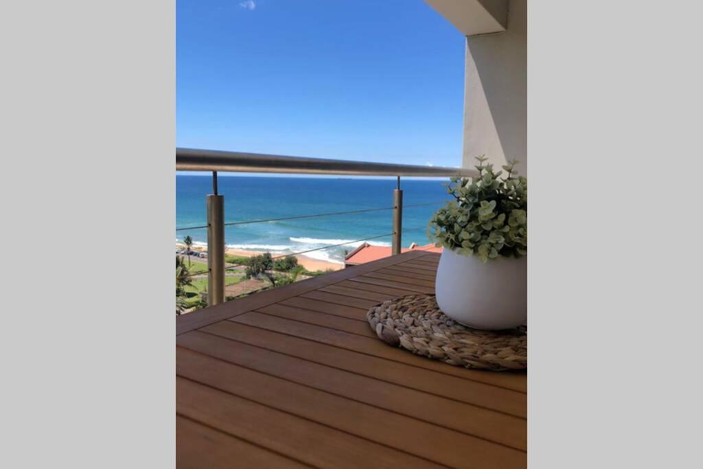 烏姆德洛蒂的住宿－516 Umdloti Resort，享有海滩美景的阳台