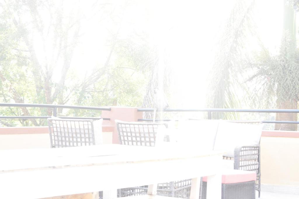 Secrets Guest House tesisinde bir balkon veya teras