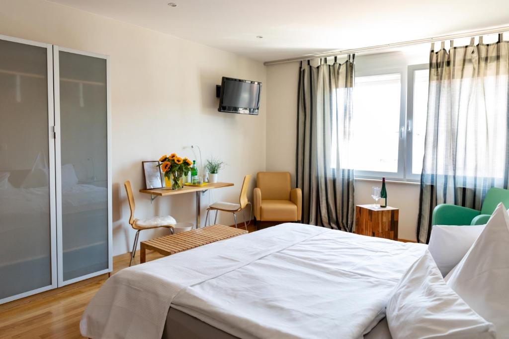 TV a/nebo společenská místnost v ubytování Scheid´s Hotel – Restaurant