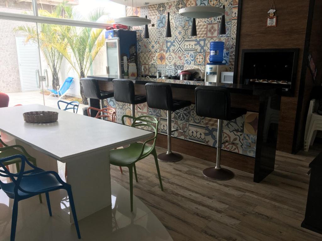  Casa Itanhaém em condomínio fechado de frente para o mar