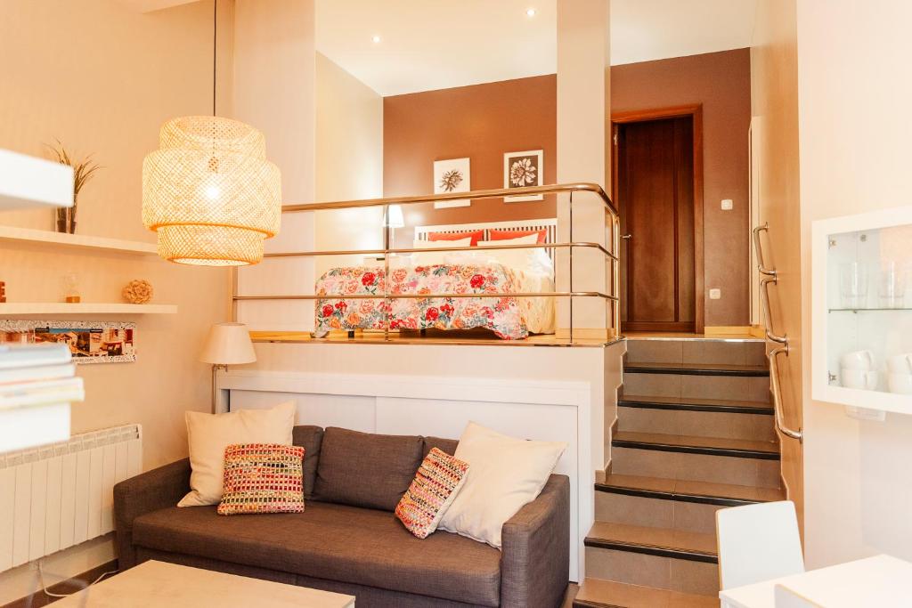 sala de estar con sofá y escalera en Estudio Camino de Rodeira, en Playa de Rodeira, Cangas, en Cangas de Morrazo