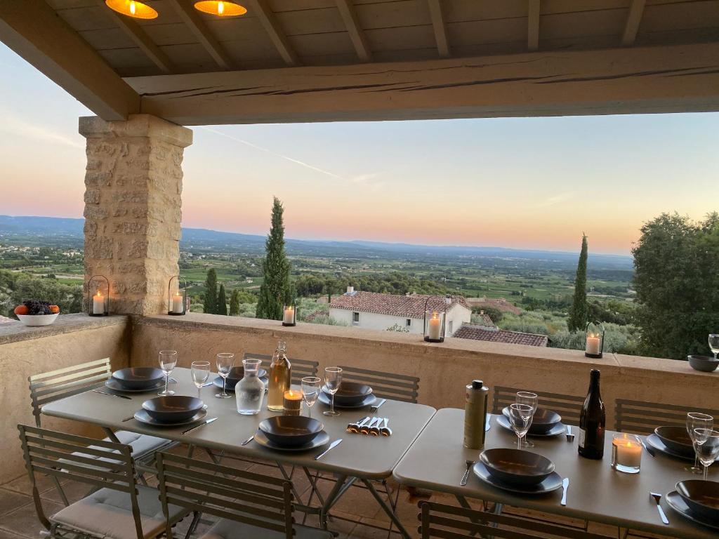 - une table sur un balcon avec vue dans l'établissement les-pepites-de-badou présentent La Gravière, à Le Barroux