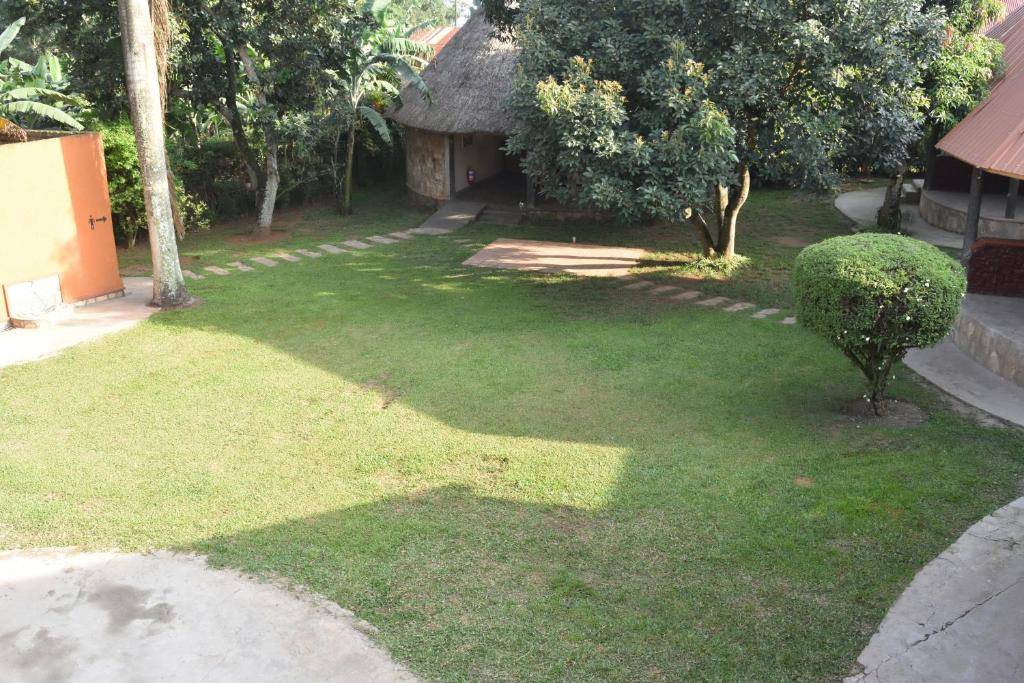 Secrets Guest House tesisinin dışında bir bahçe