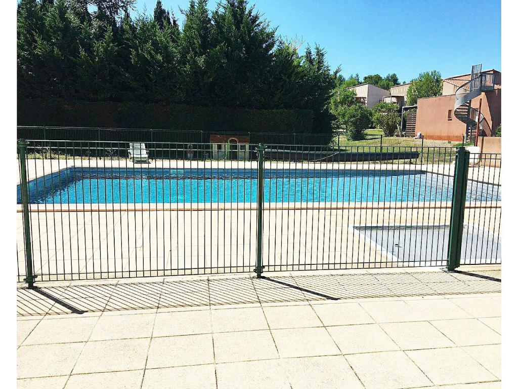 A piscina localizada em Design Standing Apt in Aix ou nos arredores