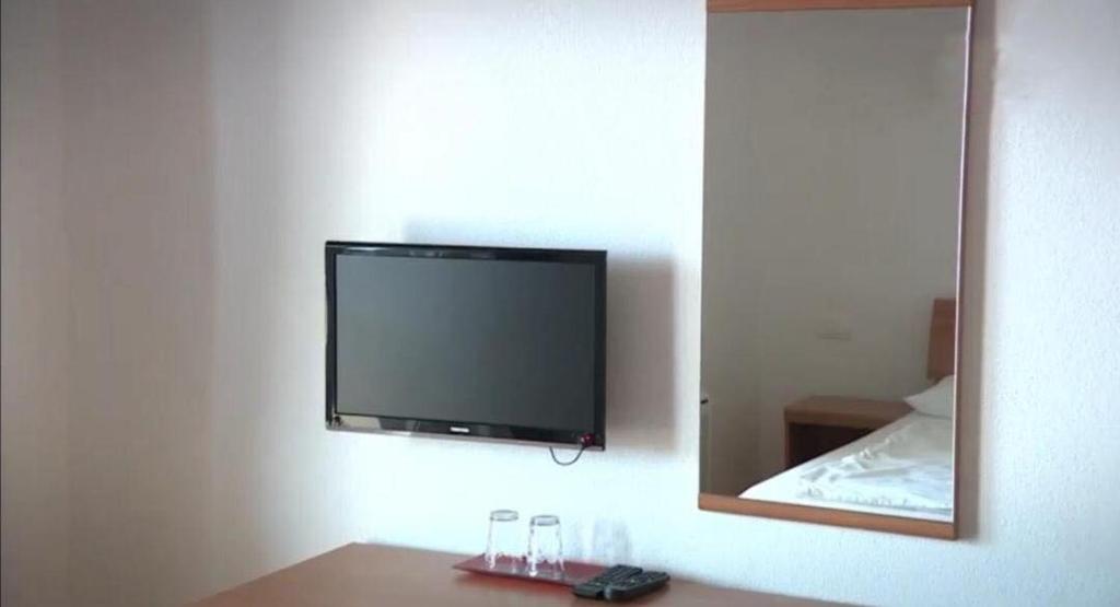 Televiisor ja/või meelelahutuskeskus majutusasutuses Hotel Lukas