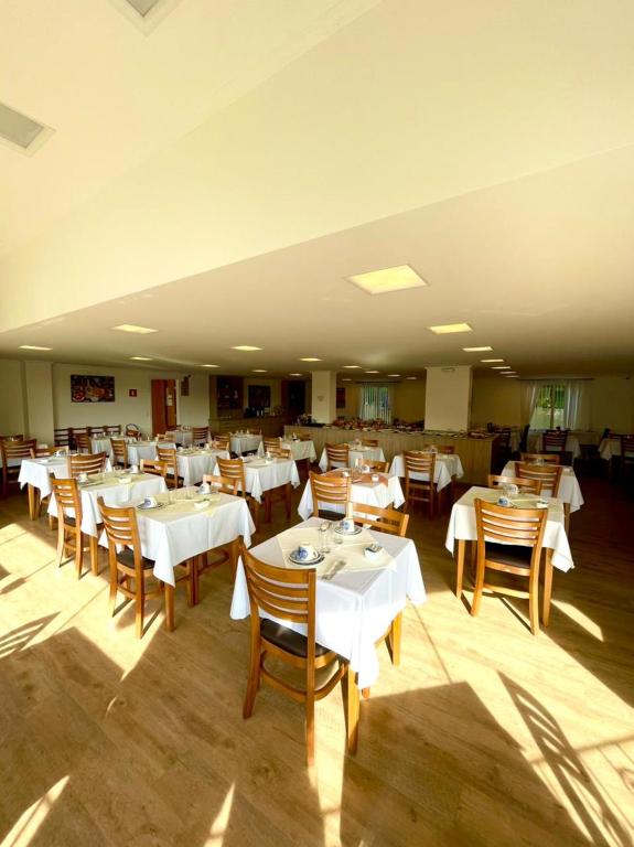 Um restaurante ou outro lugar para comer em Pousada Itália Moderna