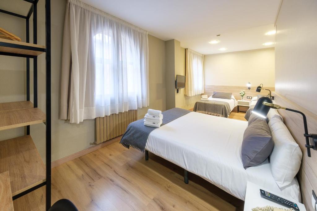 Postel nebo postele na pokoji v ubytování Hotel Torres Manlleu
